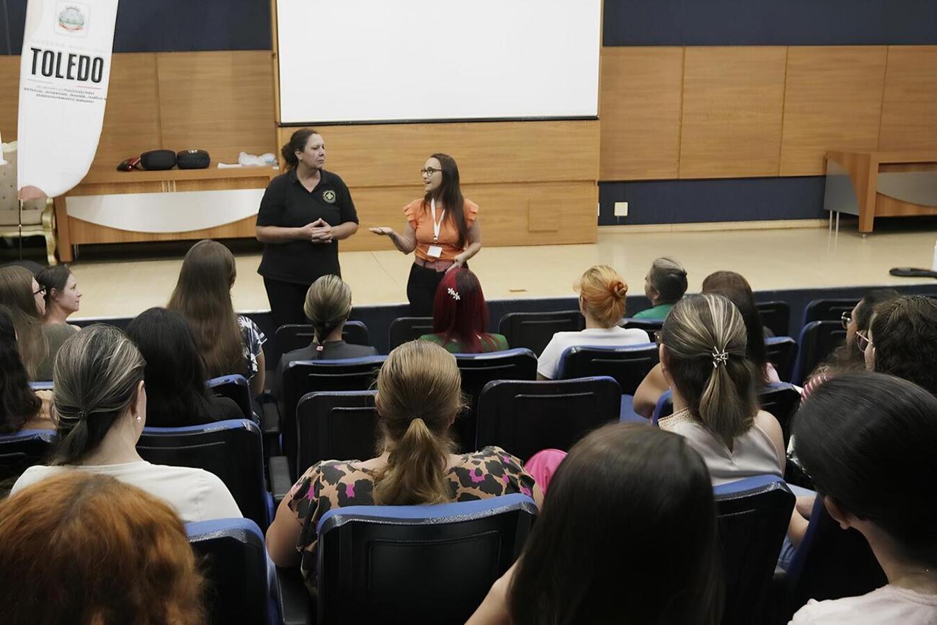 Servidoras públicas que trabalham no Paço Municipal participaram, na manhã desta segunda (4), no Auditório Acary Oliveira, de ação ministrada por Janete Koerich