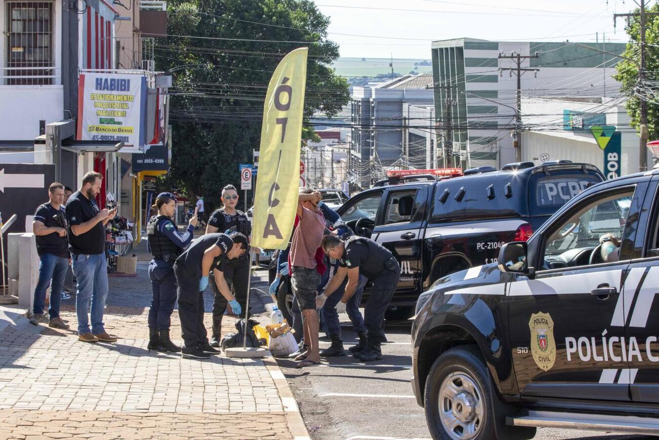 Forças de segurança realizam ação de identificação de pessoas em situação de rua