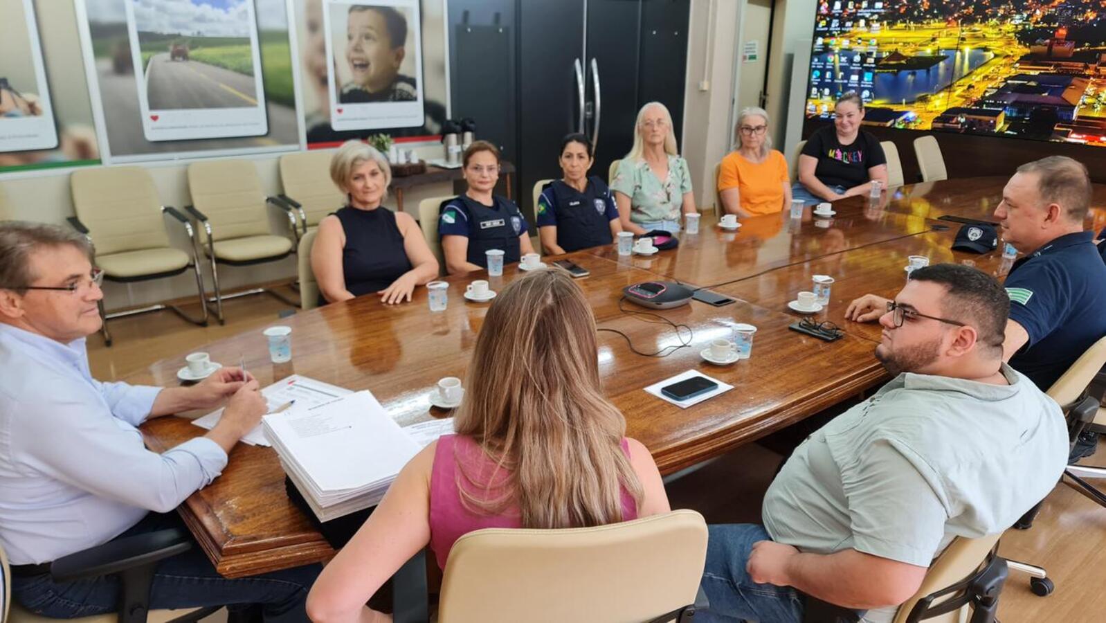 Cirlei Surian, Clera Bonfim, Hildegard Baier, Magda Biesek e Marinês Ferretto foram recebidas na tarde desta quarta (13) na Sala de Reuniões do Gabinete do Prefeito