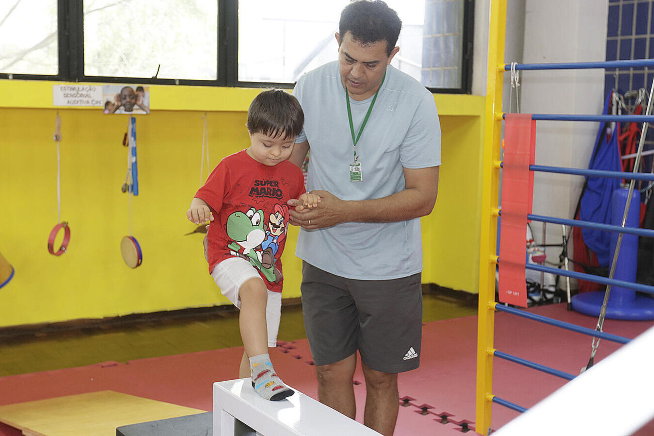 Servidores, alunos, pais, colaboradores, parceiros e várias pessoas aderiram a campanha saindo de casa com os pares de meias trocadas, muitas coloridas e divertidas. 