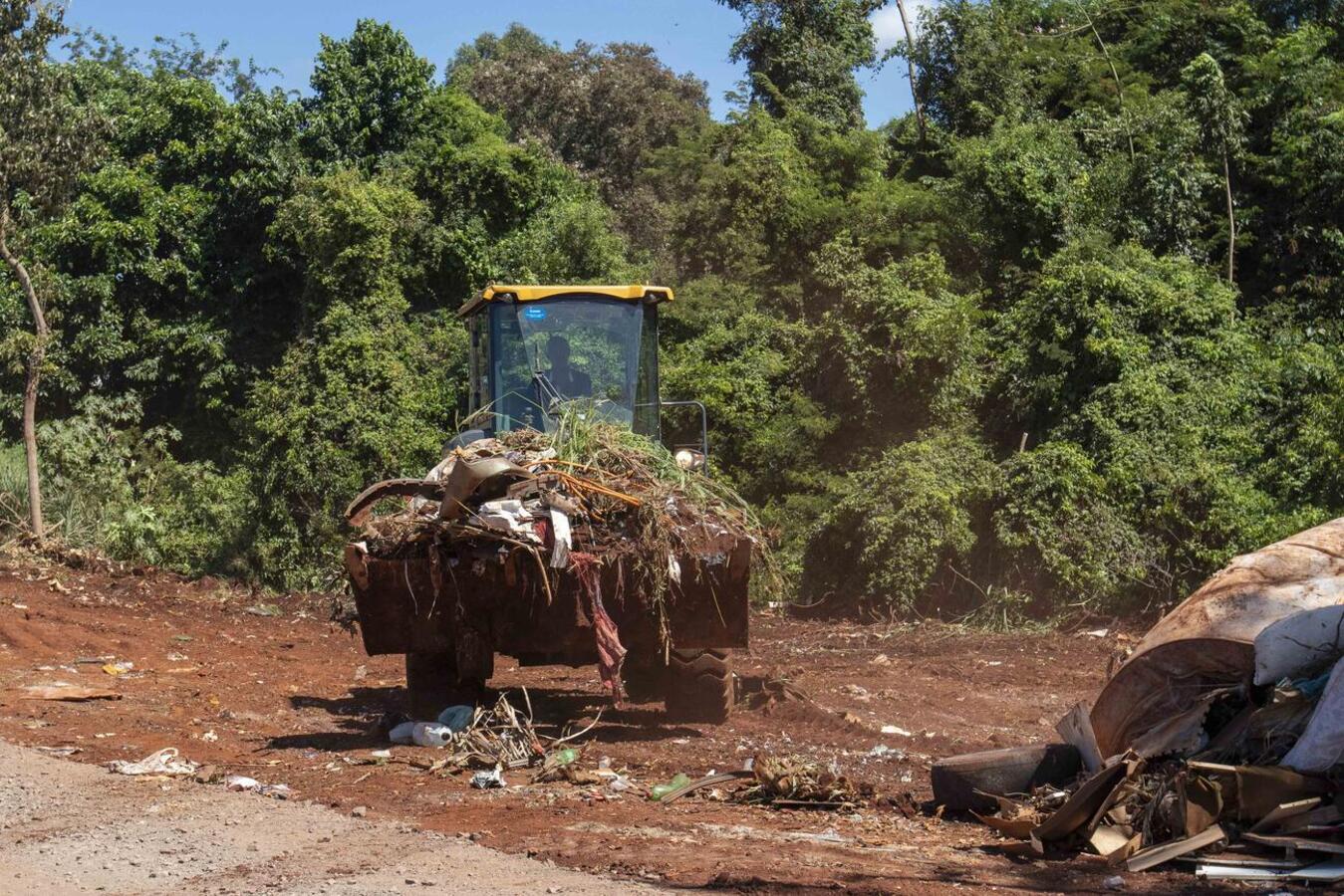 Ação ocorreu na manhã desta terça-feira (25) em área na região do Pinheirinho; além de crime ambiental, prática representa perigo para a saúde pública