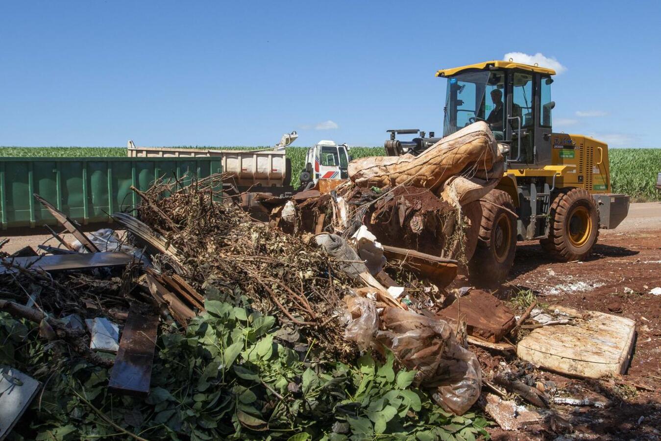 Ação ocorreu na manhã desta terça-feira (25) em área na região do Pinheirinho; além de crime ambiental, prática representa perigo para a saúde pública