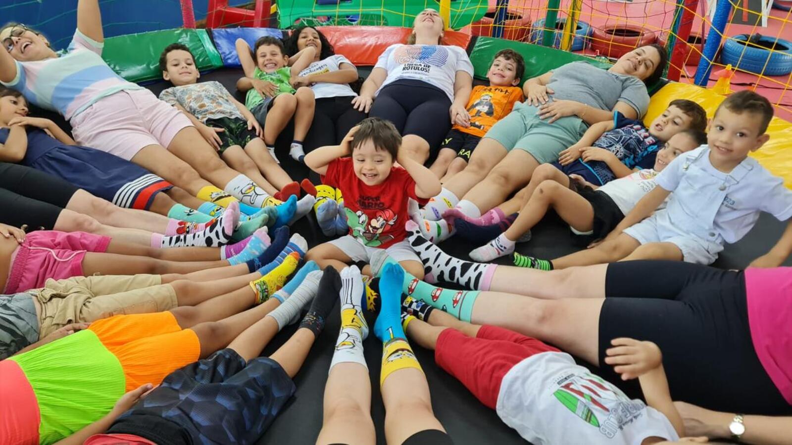Servidores, alunos, pais, colaboradores, parceiros e várias pessoas aderiram a campanha saindo de casa com os pares de meias trocadas, muitas coloridas e divertidas. 