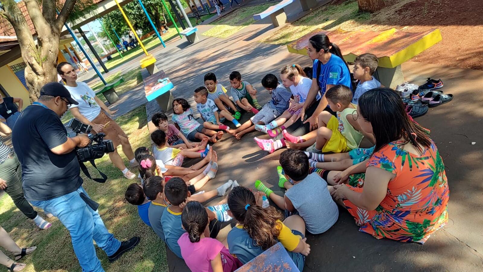 Servidores, alunos, pais, colaboradores, parceiros e várias pessoas aderiram a campanha saindo de casa com os pares de meias trocadas, muitas coloridas e divertidas. 
