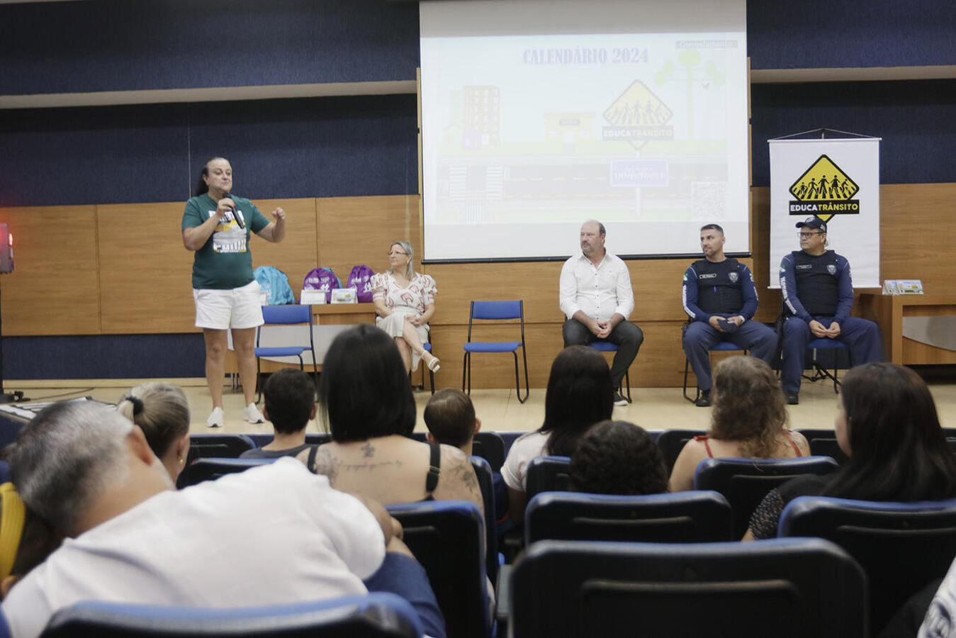 Solenidade realizada na manhã desta quarta (6) reconheceu o trabalho realizado por 13 estudantes do 4º ano, que receberam certificado e kit com vários presentes