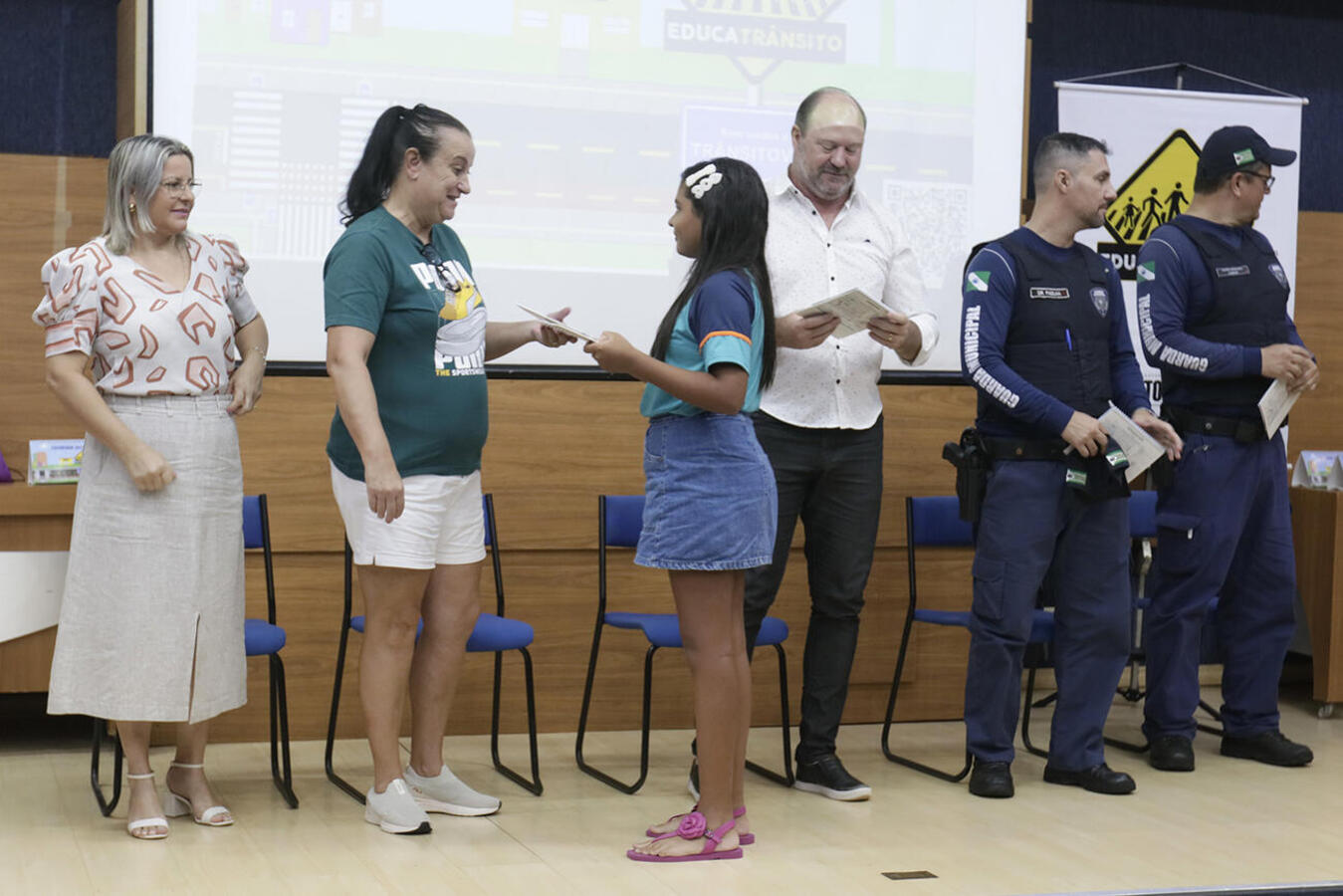 Solenidade realizada na manhã desta quarta (6) reconheceu o trabalho realizado por 13 estudantes do 4º ano, que receberam certificado e kit com vários presentes