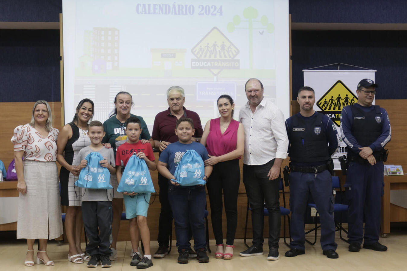 Solenidade realizada na manhã desta quarta (6) reconheceu o trabalho realizado por 13 estudantes do 4º ano, que receberam certificado e kit com vários presentes