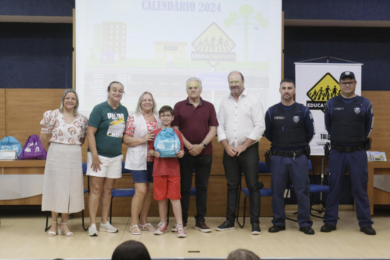 Solenidade realizada na manhã desta quarta (6) reconheceu o trabalho realizado por 13 estudantes do 4º ano, que receberam certificado e kit com vários presentes