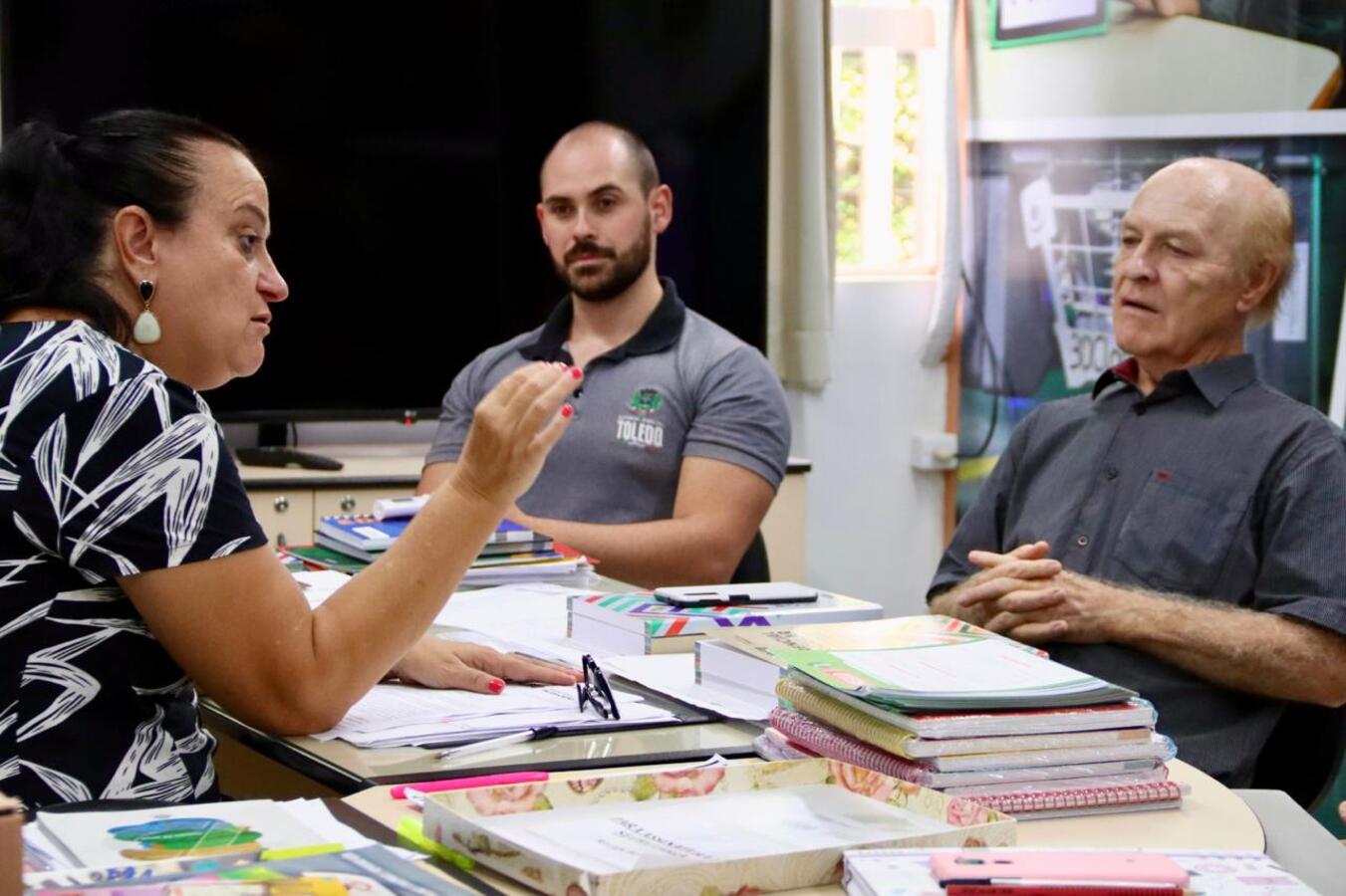 A Secretaria Municipal da Educação (Smed) realizou, nesta segunda-feira (18), a entrega oficial de exemplares do Referencial Curricular Próprio do Sistema Municipal de Ensino de Toledo ao integrante do Conselho Estadual da Educação (CEE/PR), Flávio Scherer. O conselheiro recebeu os dois volumes do documento, um voltado para a Educação Infantil e outro para o Ensino Fundamental/Anos Iniciais (1º ao 5º ano).  Durante a entrega, a secretária da Educação, Marli Gonçalves Costa, ressaltou a importância da colabo