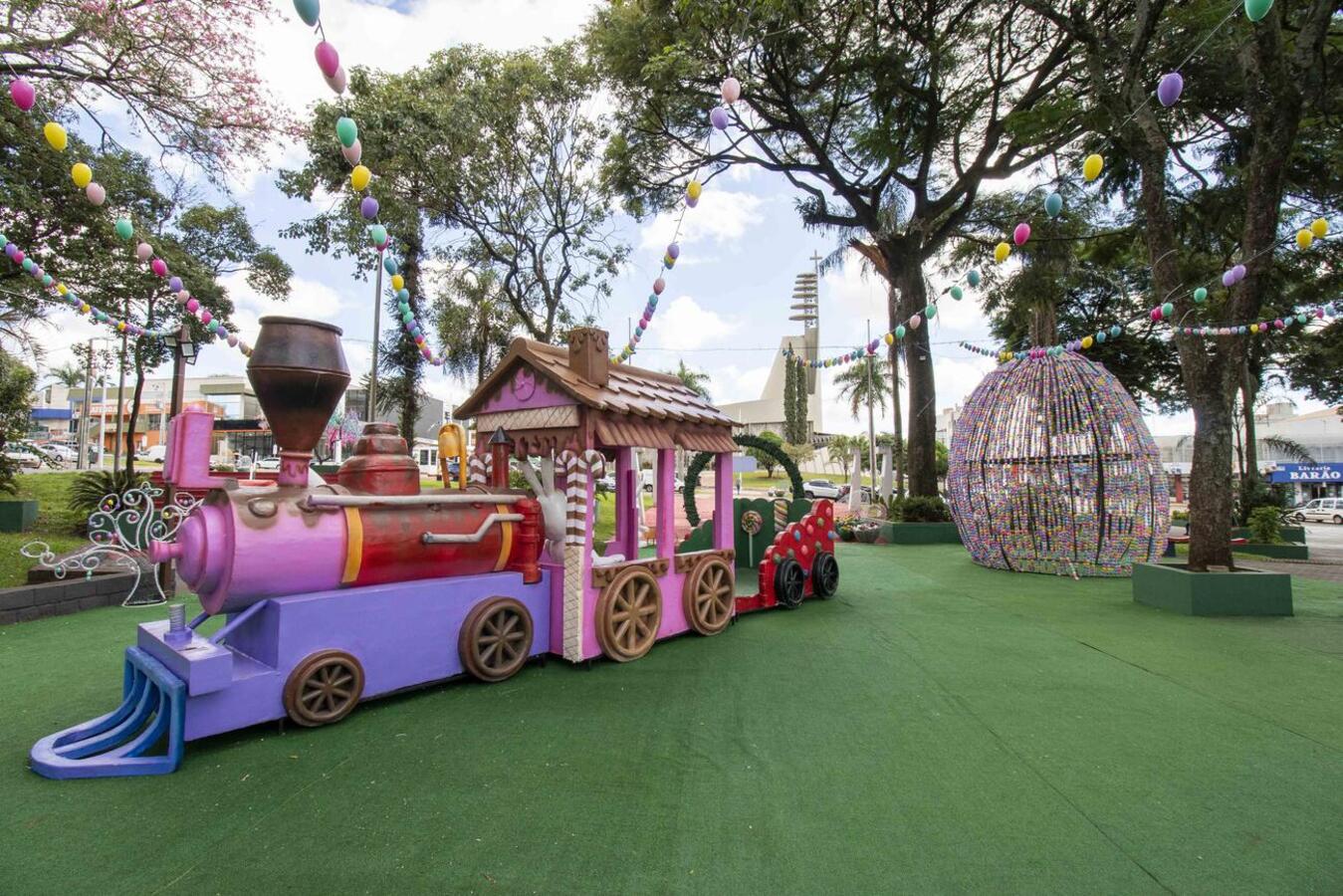 As famílias podem visitar a Vila de Páscoa na Praça Willy Barth, o Largo São Vicente de Paulo, a Rua Barão do Rio Branco ou o Parque Ecológico Diva Paim Barth