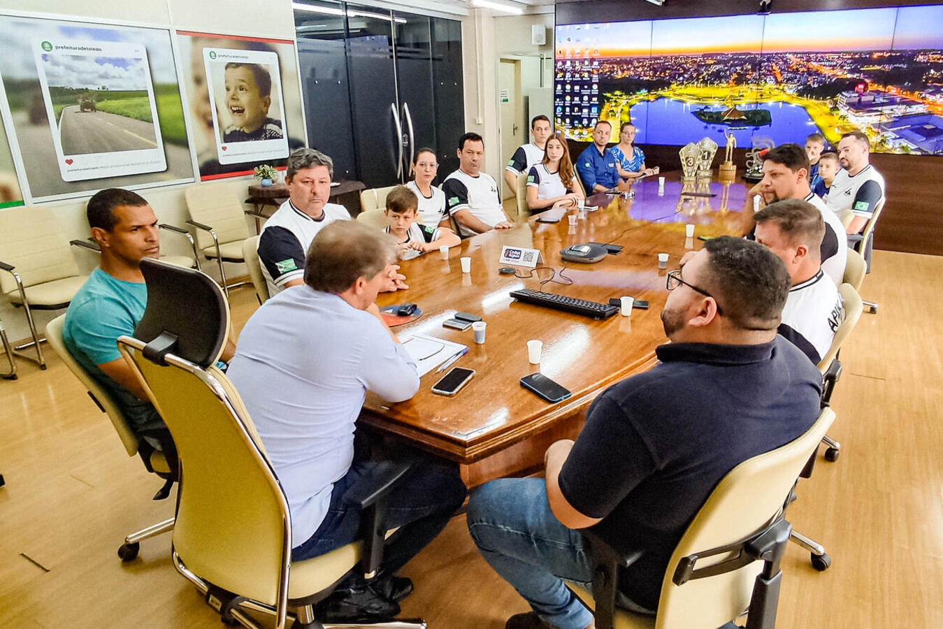 Integrantes da Apikart participam de encontro com gestores municipais