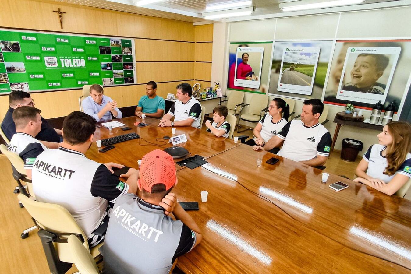 Integrantes da Apikart participam de encontro com gestores municipais