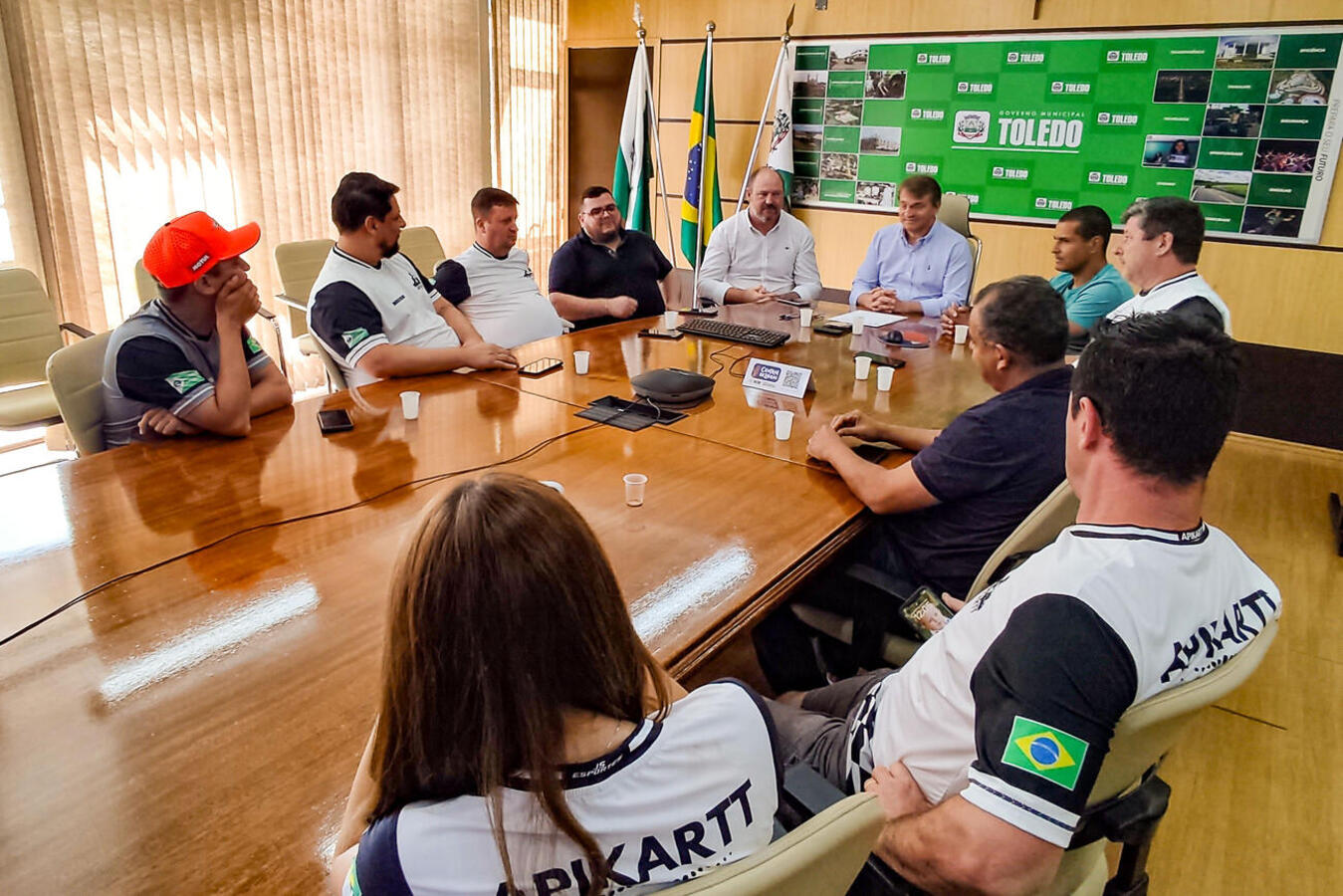 Integrantes da Apikart participam de encontro com gestores municipais