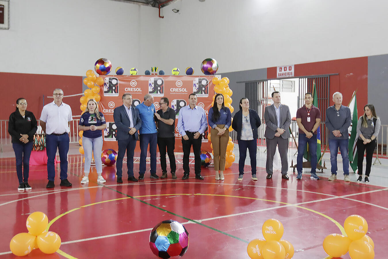 Mais de 320 atletas participam de competições em cinco modalidades diferentes, todas adaptadas para competidores com mais de 60 anos