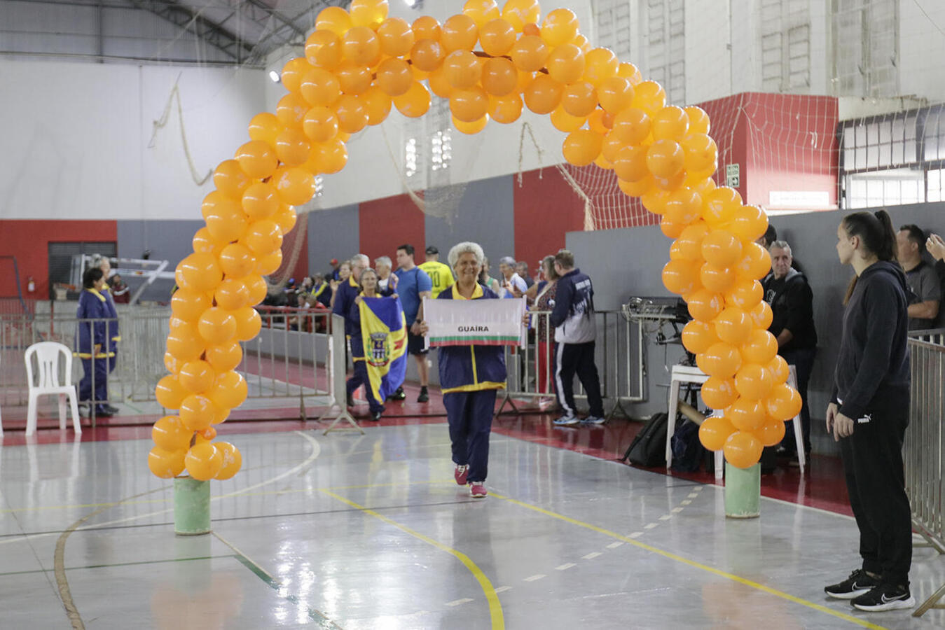 Mais de 320 atletas participam de competições em cinco modalidades diferentes, todas adaptadas para competidores com mais de 60 anos