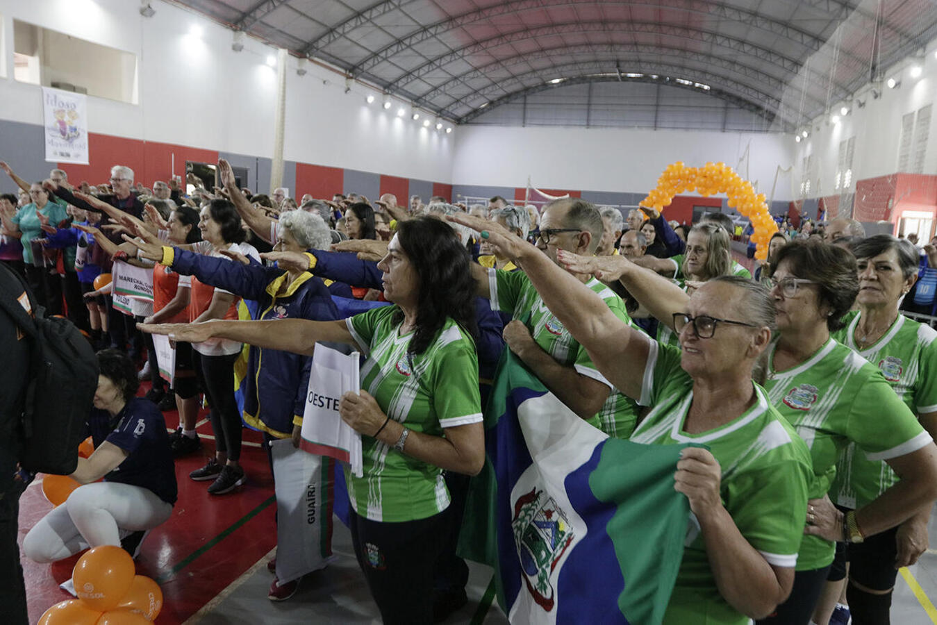 Mais de 320 atletas participam de competições em cinco modalidades diferentes, todas adaptadas para competidores com mais de 60 anos