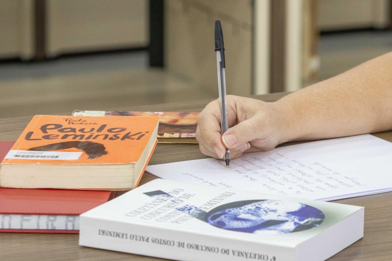 Até 31/5, escritores podem enviar trabalhos para 33º Concurso de Contos Paulo Leminski e 10º Concurso de Crônicas e Poesias Edy Braun; premiação será na 3ª Flit