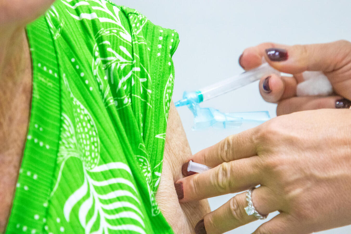 Mobilização envolveu todas as unidades de saúde, que ficaram abertas o dia todo no último sábado (23); quase 70% das vacinas distribuídas é contra a Influenza