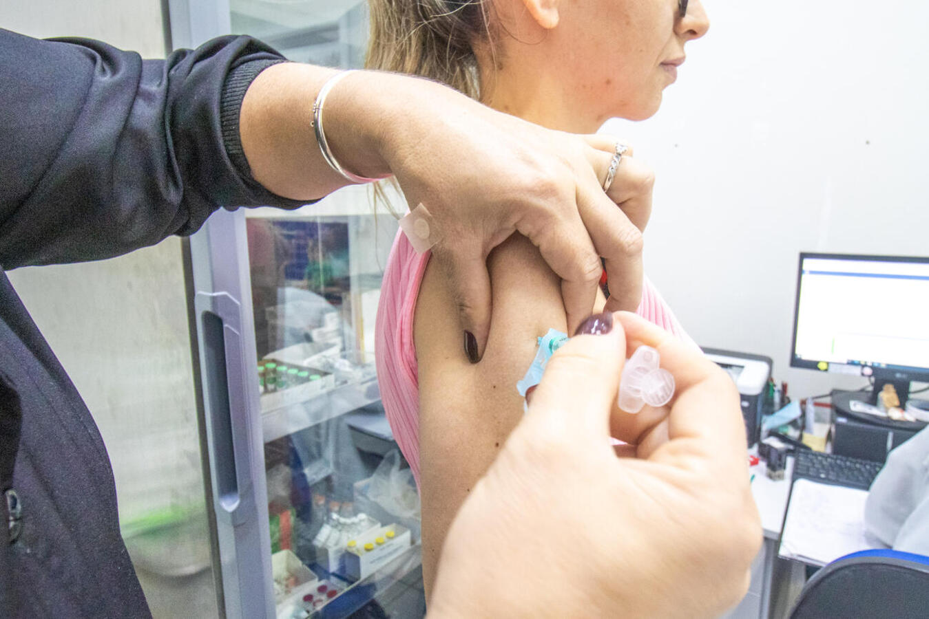 Mobilização envolveu todas as unidades de saúde, que ficaram abertas o dia todo no último sábado (23); quase 70% das vacinas distribuídas é contra a Influenza