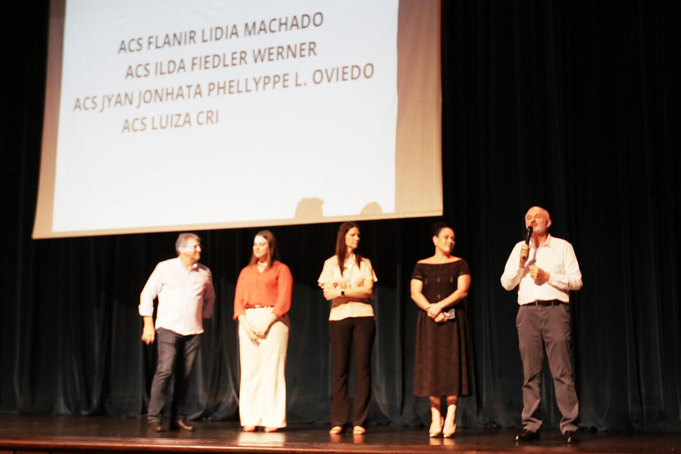 Conclusão do curso ocorreu na tarde desta quarta (3) no Teatro Municipal; profissionais de 18 municípios da 20ª Regional de Saúde marcaram presença