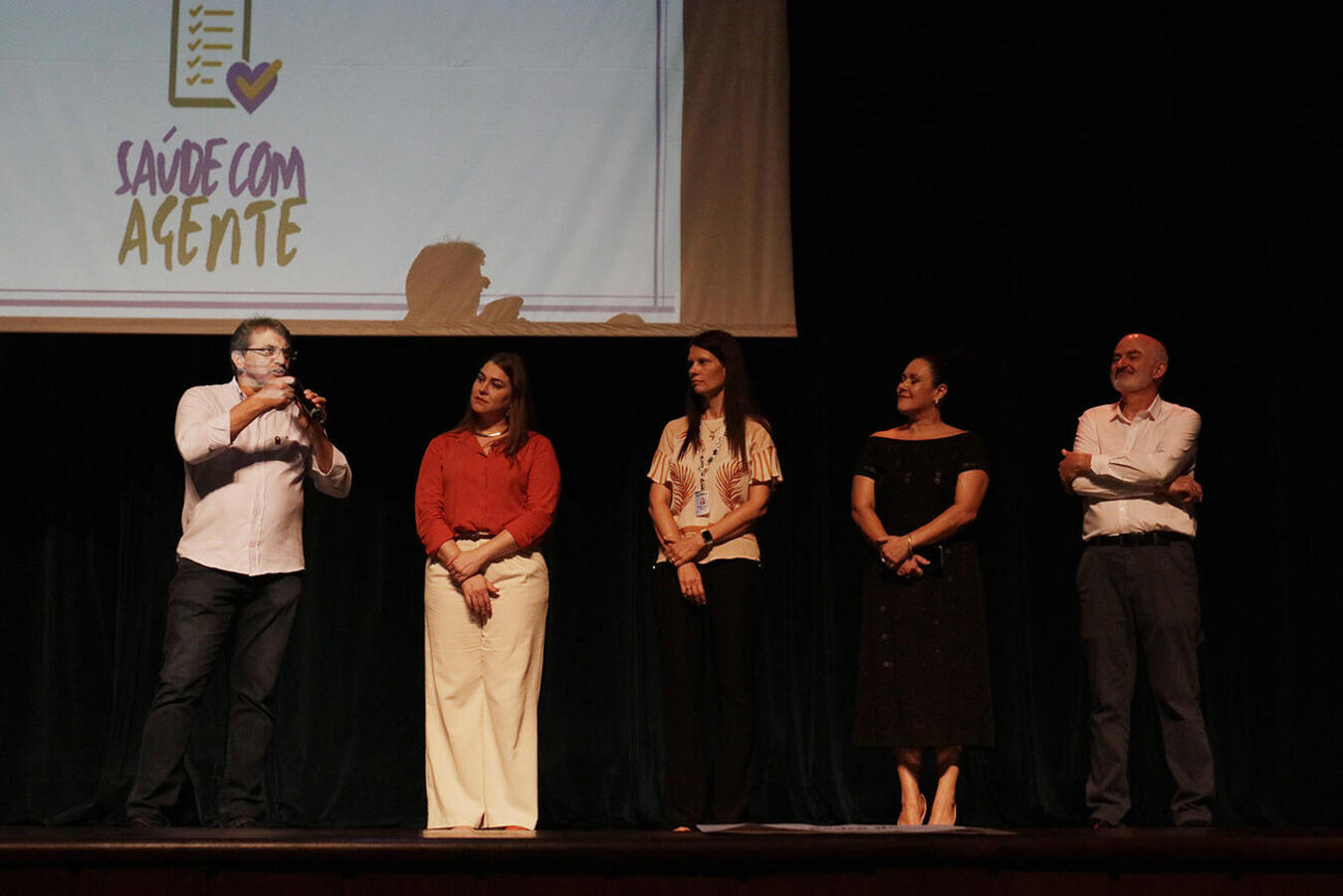 Conclusão do curso ocorreu na tarde desta quarta (3) no Teatro Municipal; profissionais de 18 municípios da 20ª Regional de Saúde marcaram presença