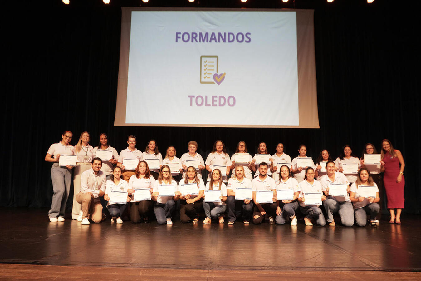 Conclusão do curso ocorreu na tarde desta quarta (3) no Teatro Municipal; profissionais de 18 municípios da 20ª Regional de Saúde marcaram presença