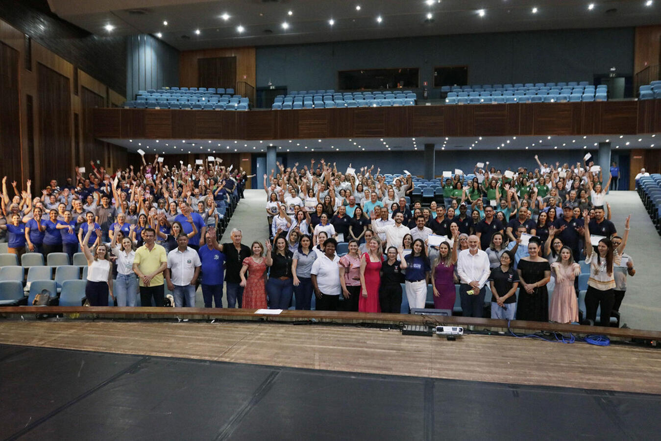 Conclusão do curso ocorreu na tarde desta quarta (3) no Teatro Municipal; profissionais de 18 municípios da 20ª Regional de Saúde marcaram presença
