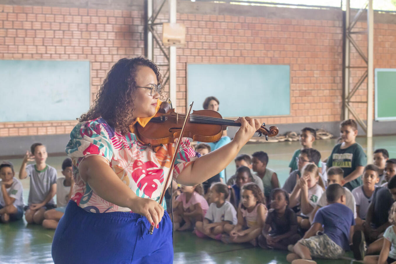 Banda da Casa da Cultura fez shows que divertiram alunos de 5 escolas municipais da cidade e do interior; mais três etapas estão previstas e a próxima será em junho