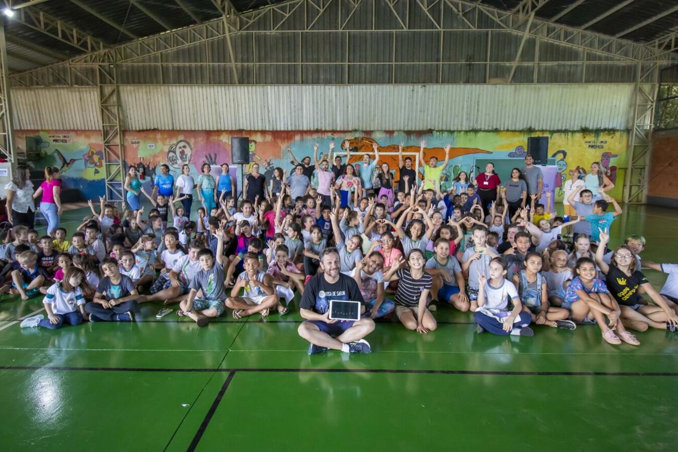 Banda da Casa da Cultura fez shows que divertiram alunos de 5 escolas municipais da cidade e do interior; mais três etapas estão previstas e a próxima será em junho