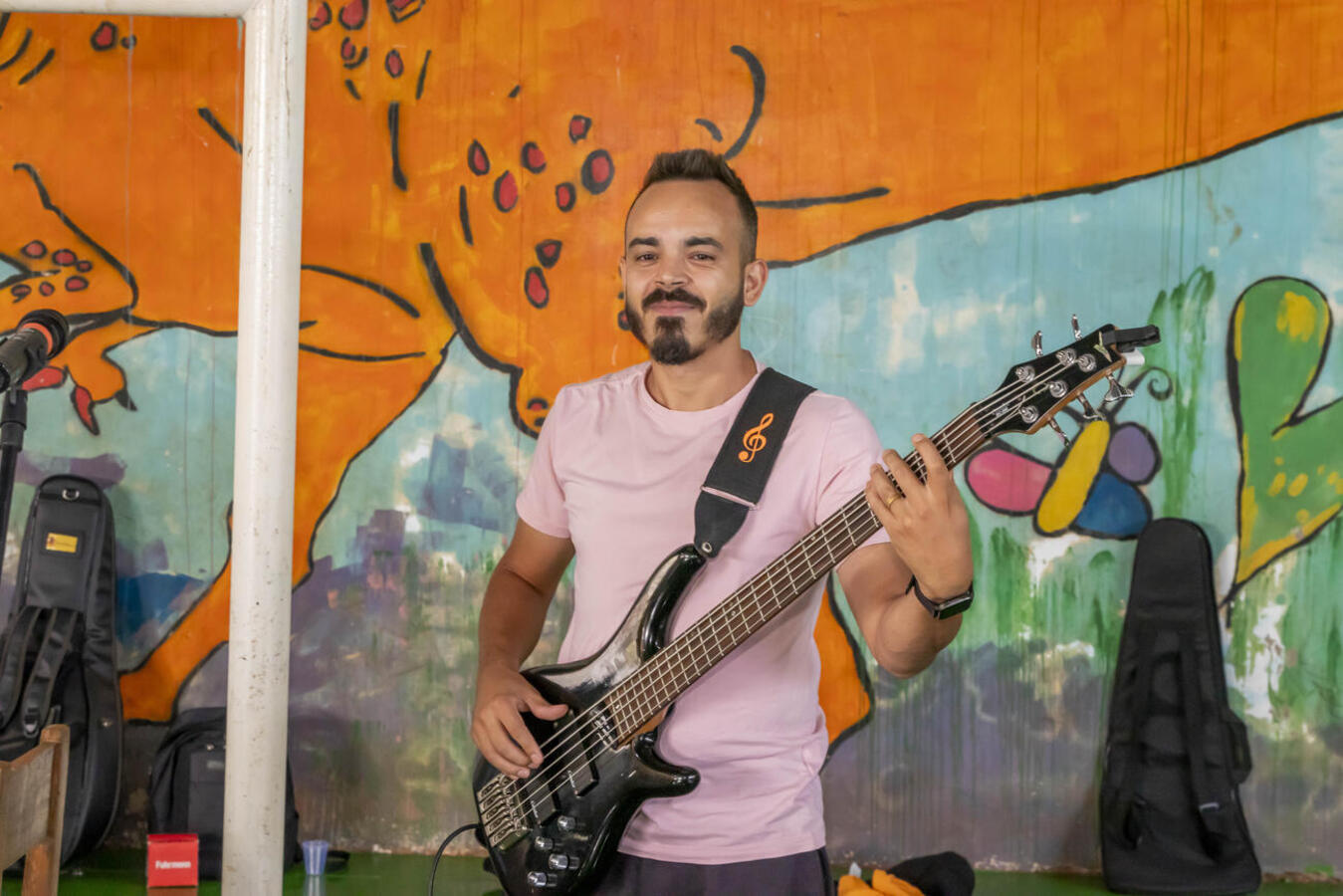 Banda da Casa da Cultura fez shows que divertiram alunos de 5 escolas municipais da cidade e do interior; mais três etapas estão previstas e a próxima será em junho
