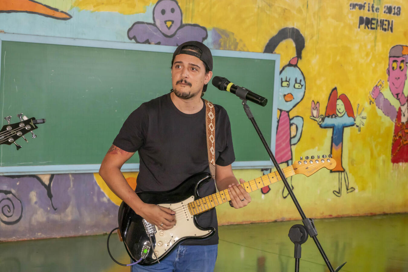 Banda da Casa da Cultura fez shows que divertiram alunos de 5 escolas municipais da cidade e do interior; mais três etapas estão previstas e a próxima será em junho