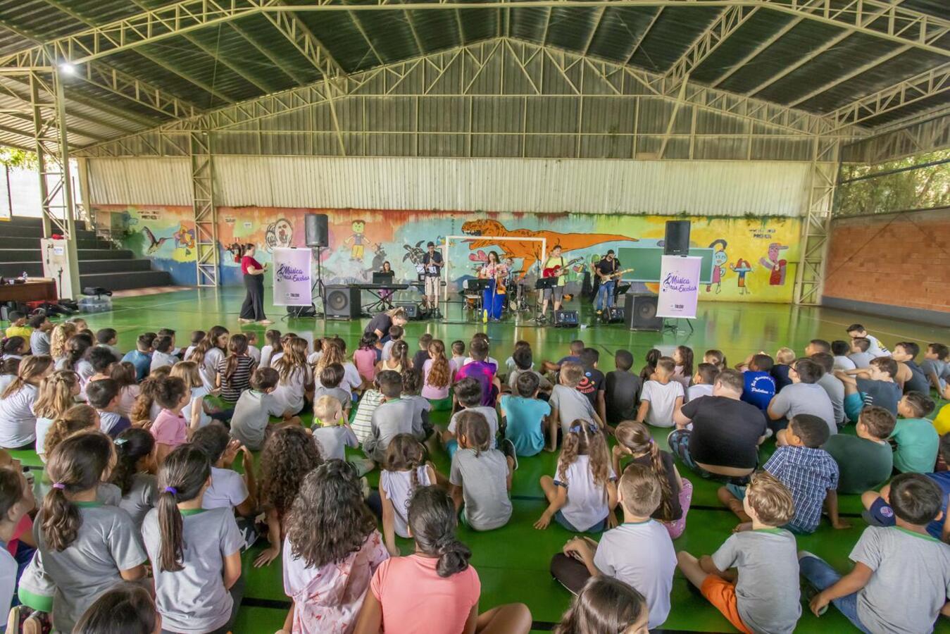 Banda da Casa da Cultura fez shows que divertiram alunos de 5 escolas municipais da cidade e do interior; mais três etapas estão previstas e a próxima será em junho