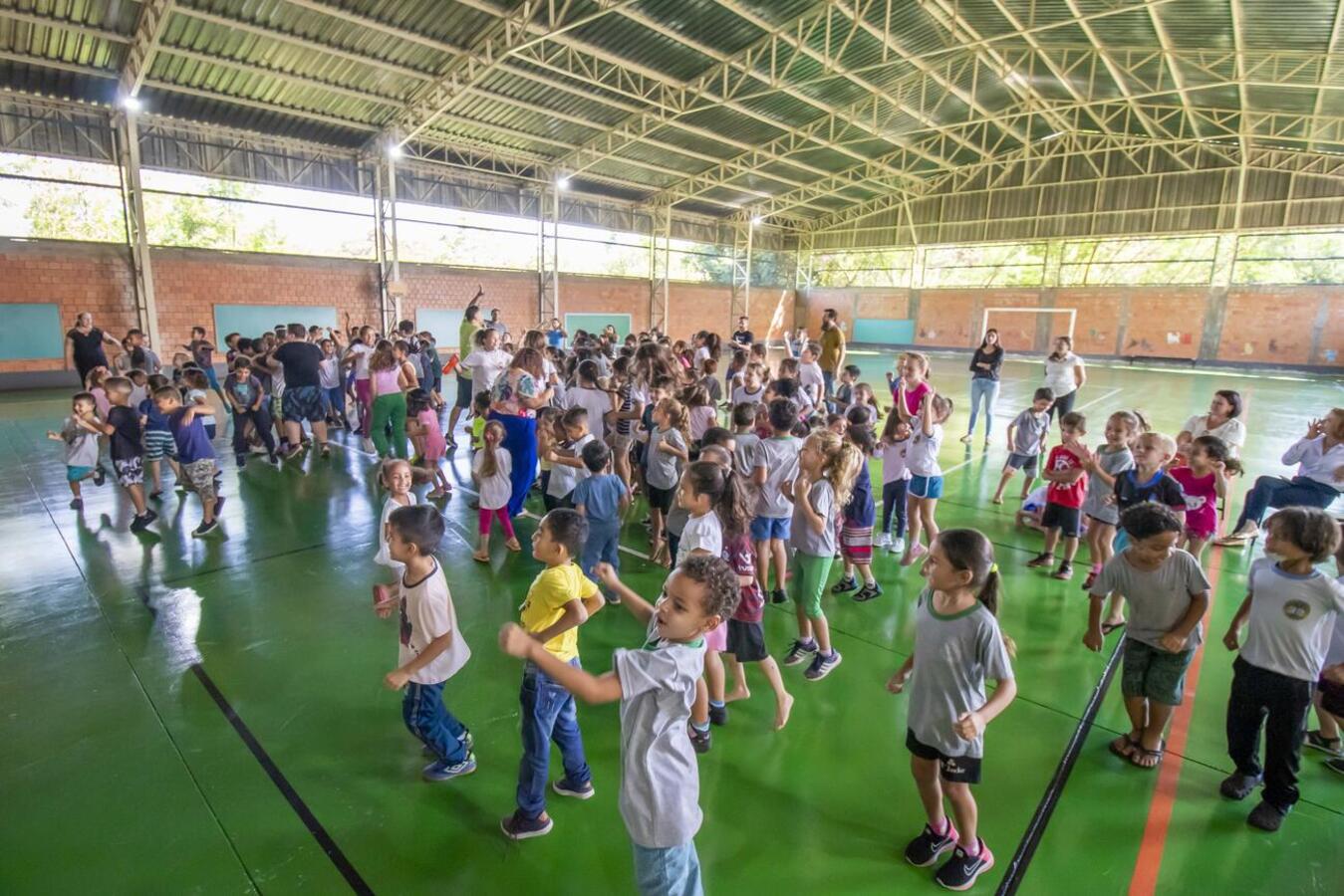Banda da Casa da Cultura fez shows que divertiram alunos de 5 escolas municipais da cidade e do interior; mais três etapas estão previstas e a próxima será em junho