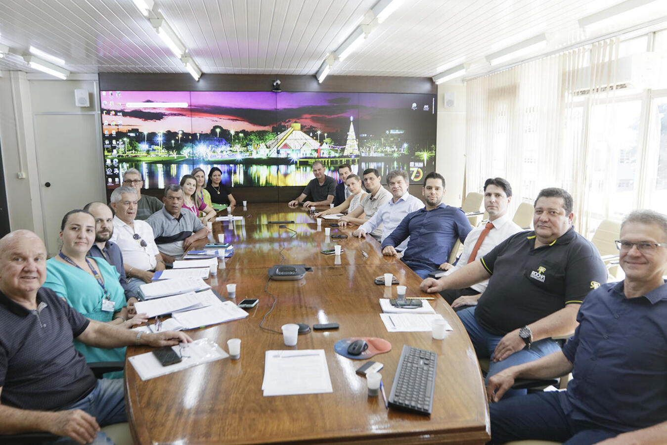 Após a posse os integrantes realizaram a primeira reunião com a eleição do presidente e vice do colegiado