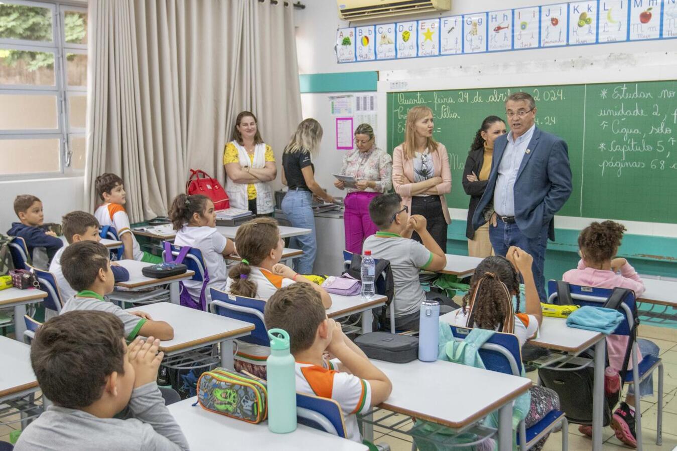 Comitiva da administração municipal visita escolas municipais 