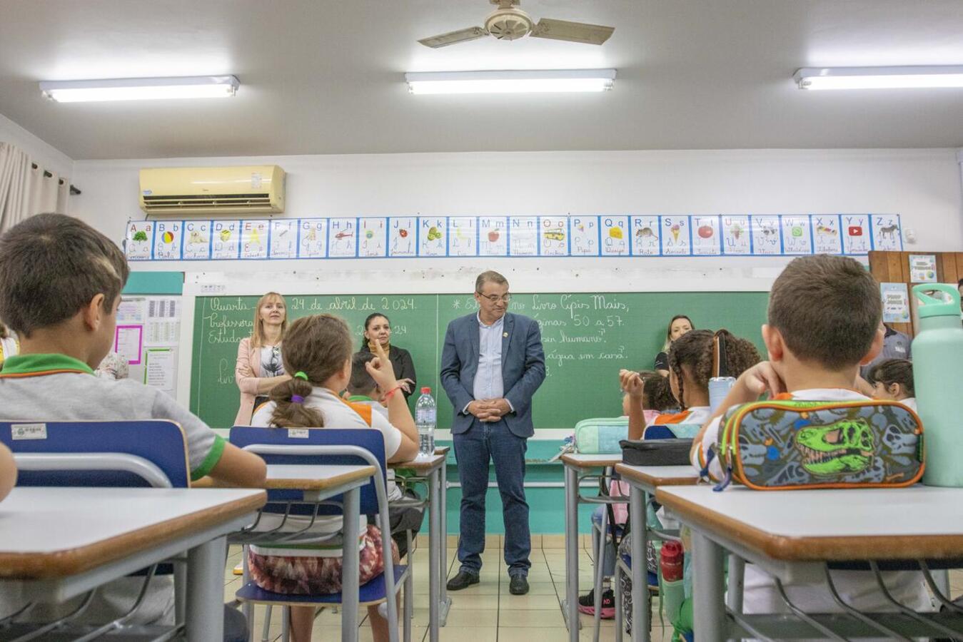 Comitiva da administração municipal visita escolas municipais 