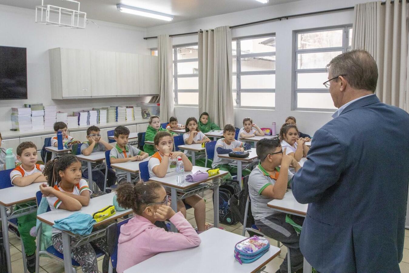 Comitiva da administração municipal visita escolas municipais 