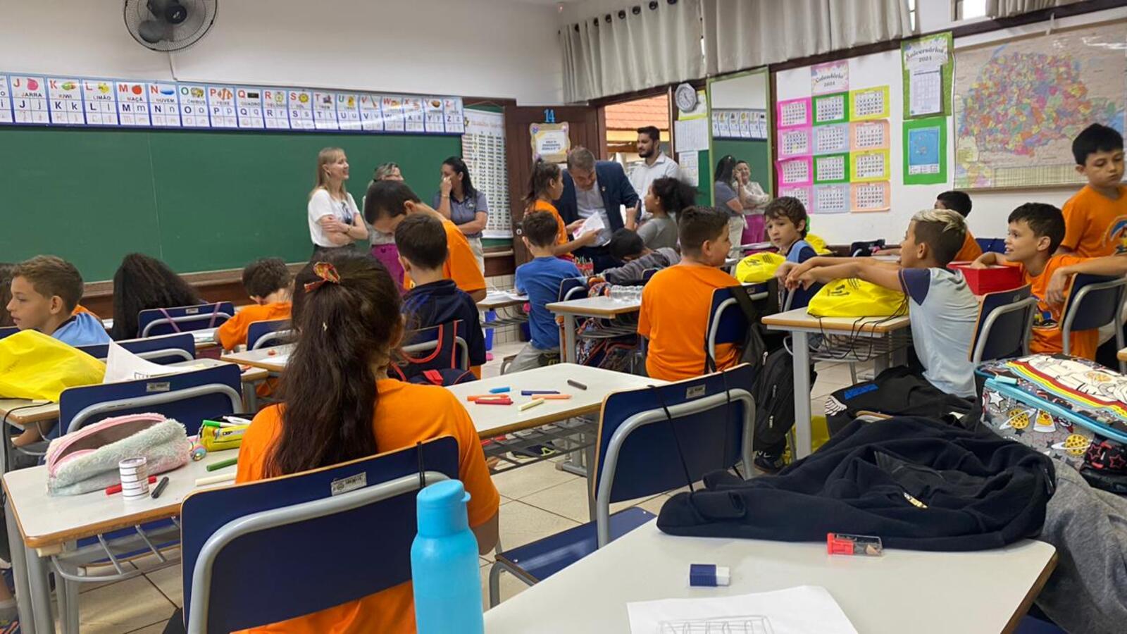 Comitiva da administração municipal visita escolas municipais 