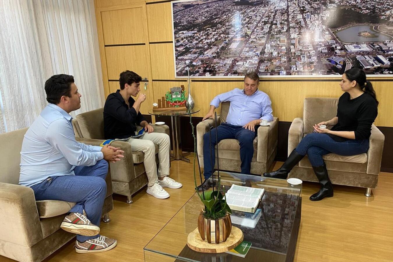 Eduardo Menezes conquistou o título no início do mês em Tramandaí e foi recebido na tarde desta quarta-feira (17) pelo prefeito Beto Lunitti em seu gabinete