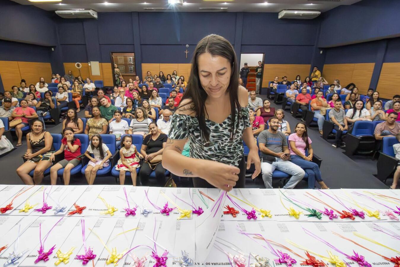 A expectativa era grande, pois os envelopes estavam lacrados e dentro havia a matrícula com os números de lote e quadra.