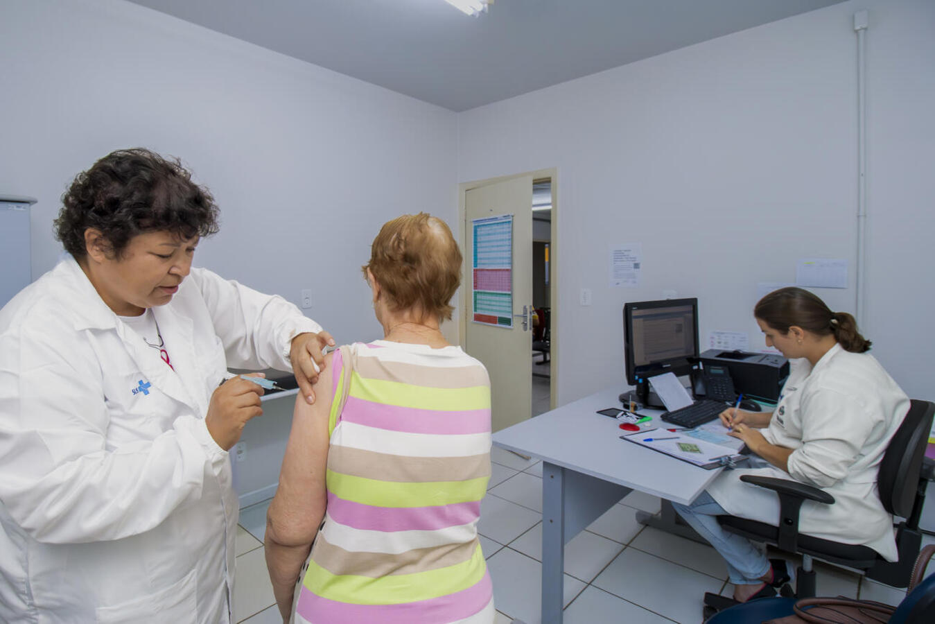 Todas as unidades de saúde de Toledo, da cidade e do interior, estarão abertas para aplicar doses do imunizante em pessoas que compõem grupos prioritários