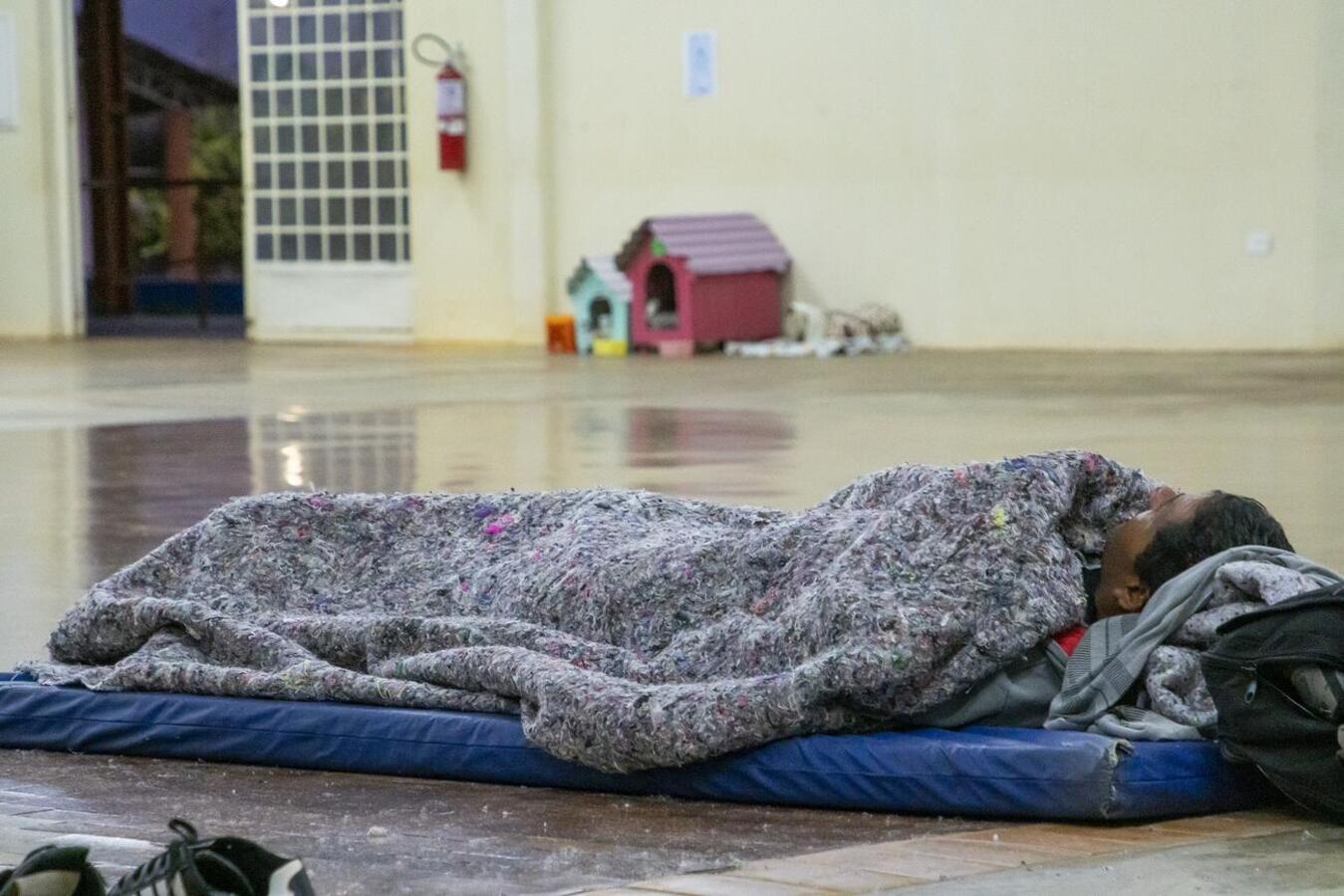 Com previsão de mínima abaixo dos 6ºC, município encaminhará, na tarde de amanhã (28), para abrigo, na sede da Apito, onde população em situação de rua poderá pernoitar