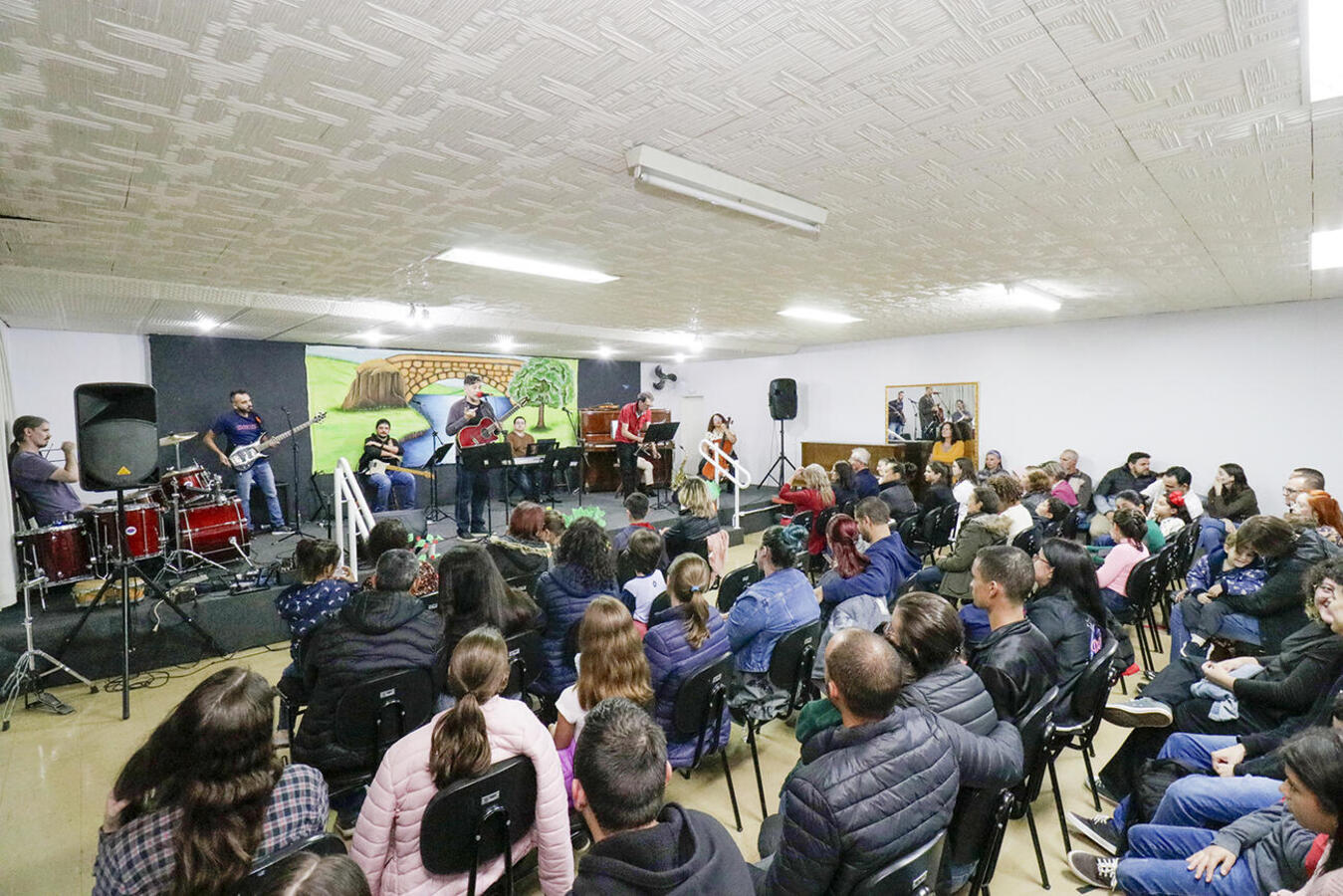 Inspirada em atividades do Música nas Escolas, apresentação geral na noite desta terça-feira (14) teve grandes sucessos do cancioneiro infantil no repertório