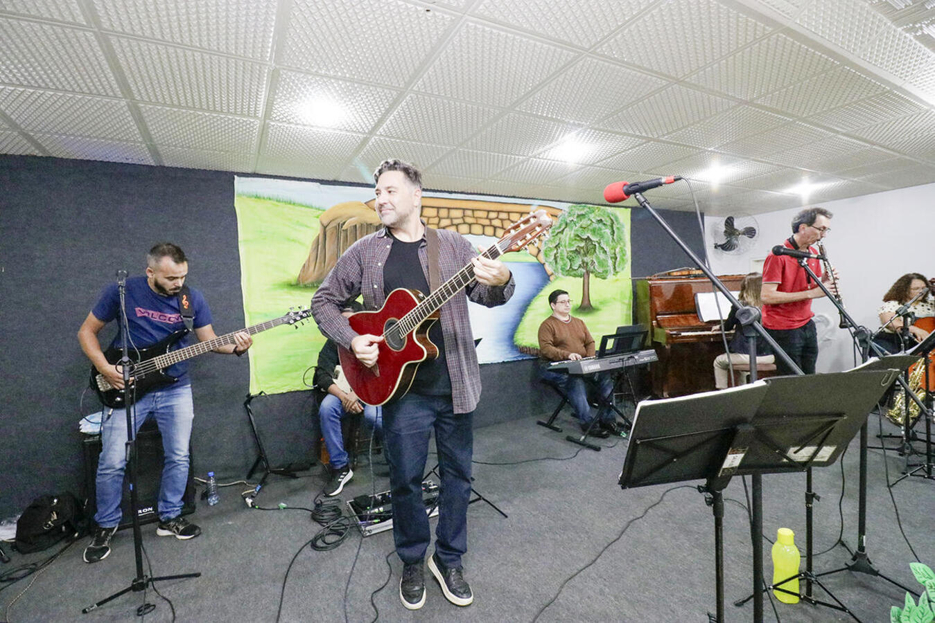 Inspirada em atividades do Música nas Escolas, apresentação geral na noite desta terça-feira (14) teve grandes sucessos do cancioneiro infantil no repertório