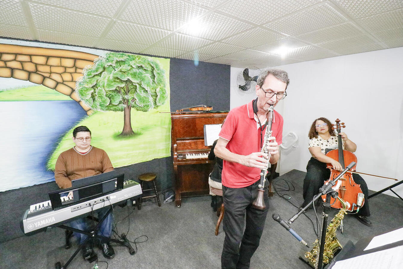 Inspirada em atividades do Música nas Escolas, apresentação geral na noite desta terça-feira (14) teve grandes sucessos do cancioneiro infantil no repertório