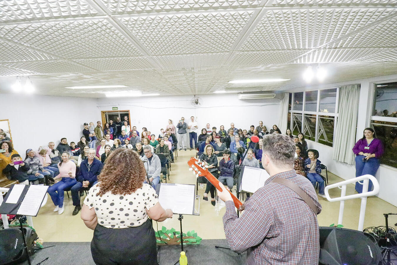 Inspirada em atividades do Música nas Escolas, apresentação geral na noite desta terça-feira (14) teve grandes sucessos do cancioneiro infantil no repertório