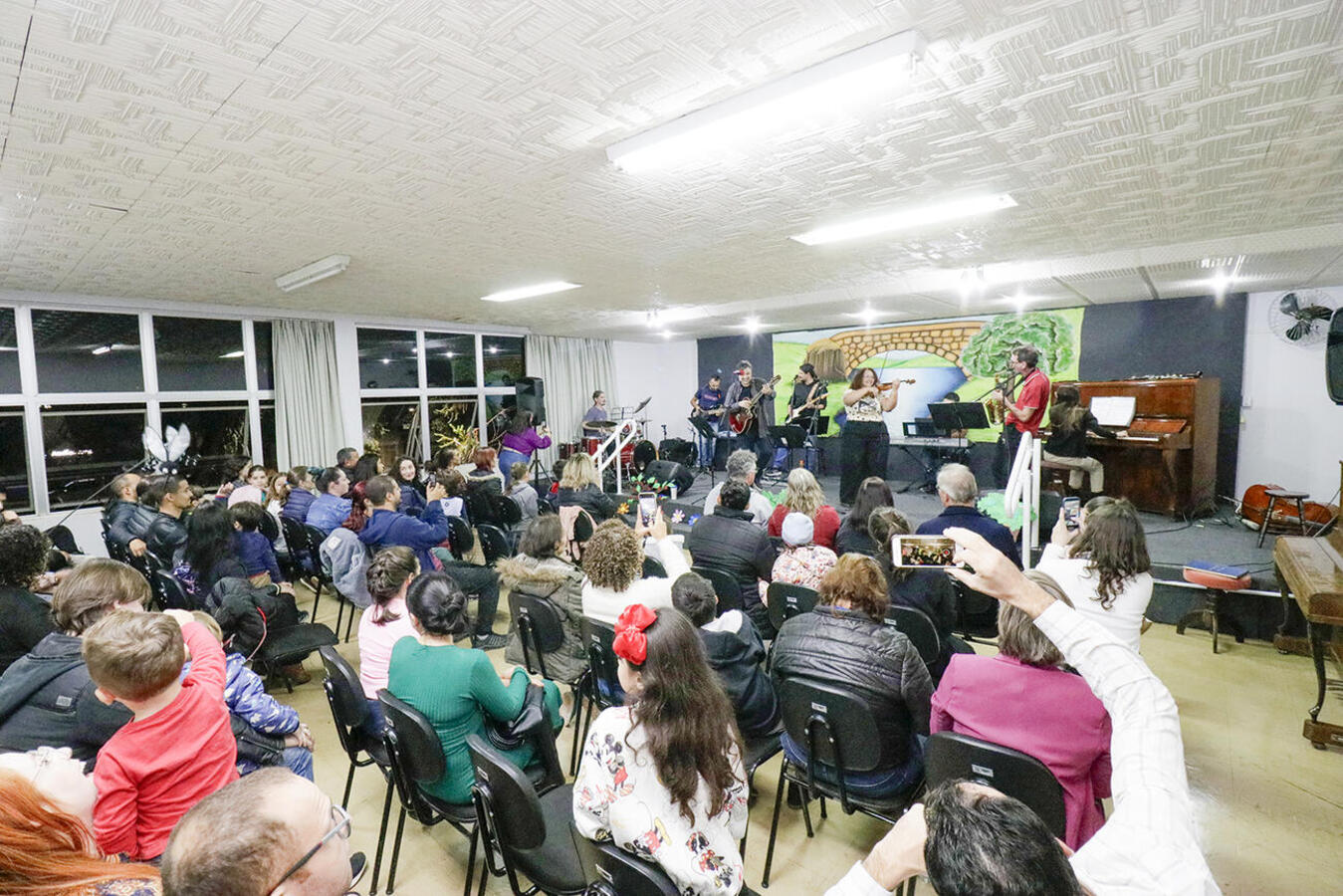 Inspirada em atividades do Música nas Escolas, apresentação geral na noite desta terça-feira (14) teve grandes sucessos do cancioneiro infantil no repertório
