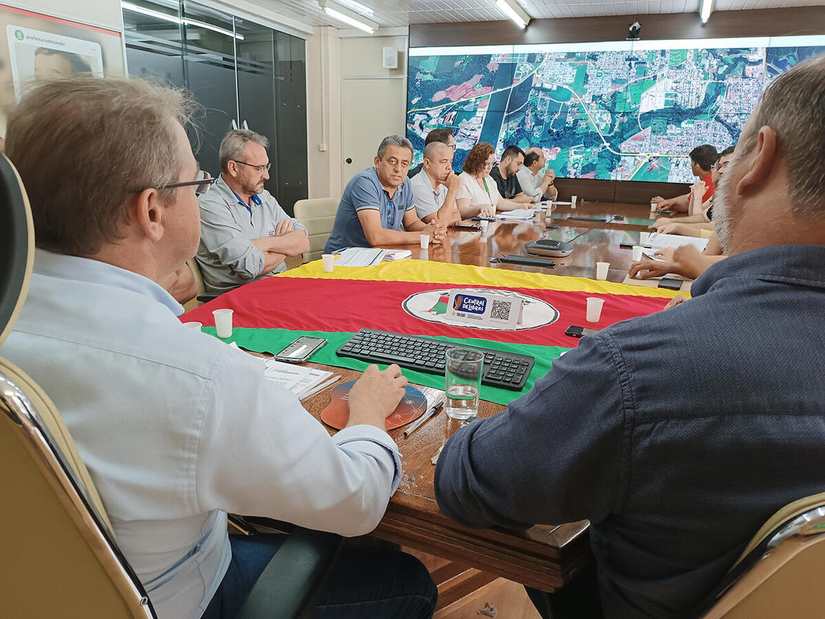 Ato na manhã de hoje (9), na Sala de Reuniões do Gabinete do Prefeito, permitirá que comunidade Bressan/Cesar Parque tenha mais uma saída para o Centro