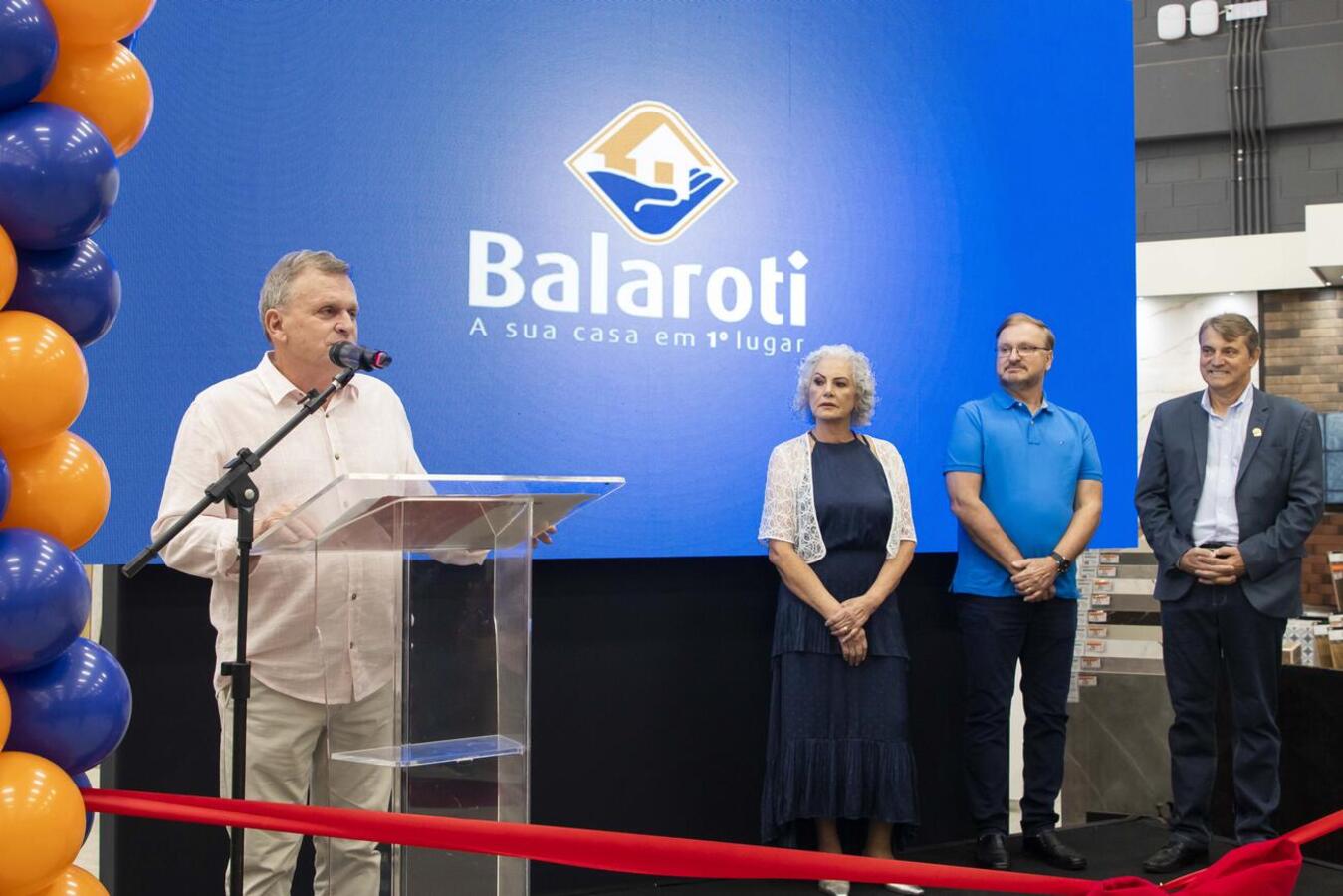 Prefeito, empresários, vereadores, familiares e outras autoridades participaram da cerimônia de inauguração
