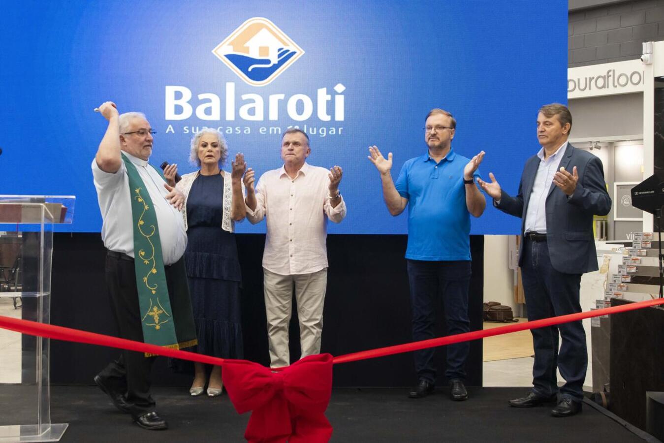 Prefeito, empresários, vereadores, familiares e outras autoridades participaram da cerimônia de inauguração